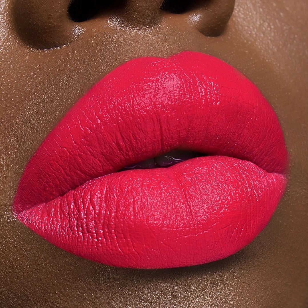 Bright Fuchsia Lipstick op donkere huid