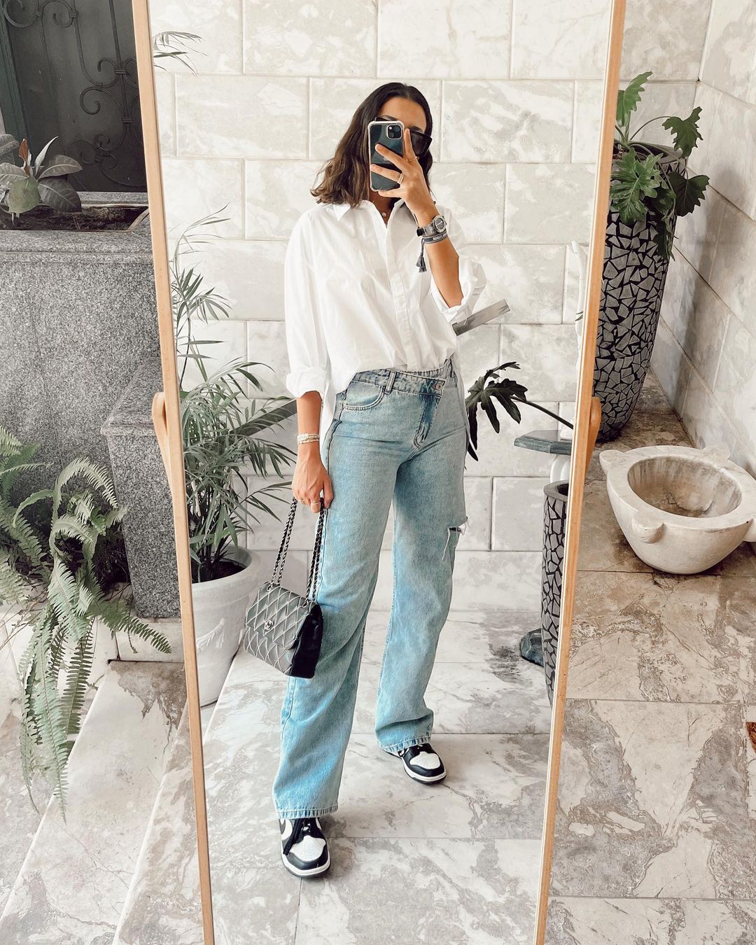 Lichtblauwe jeans met witte blouse