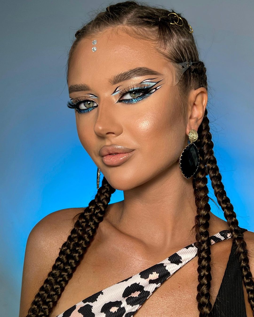 Lichtblauwe glitter make-up met witte oogschaduw ontwerp