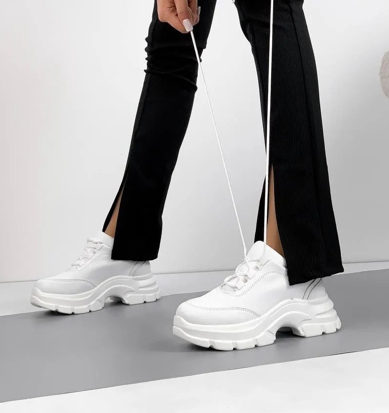 Witte leren sneakers met stijlvolle zwarte broek