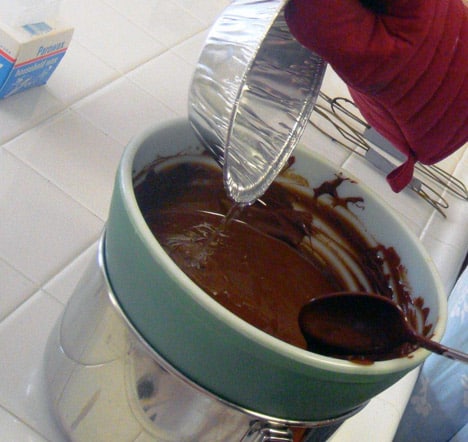 Gesmolten chocolade in een grote kom 
