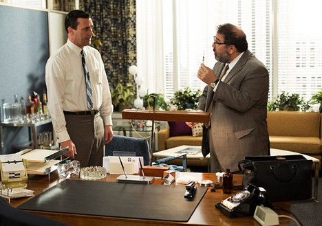 Twee mannen die met elkaar praten in een kantoor