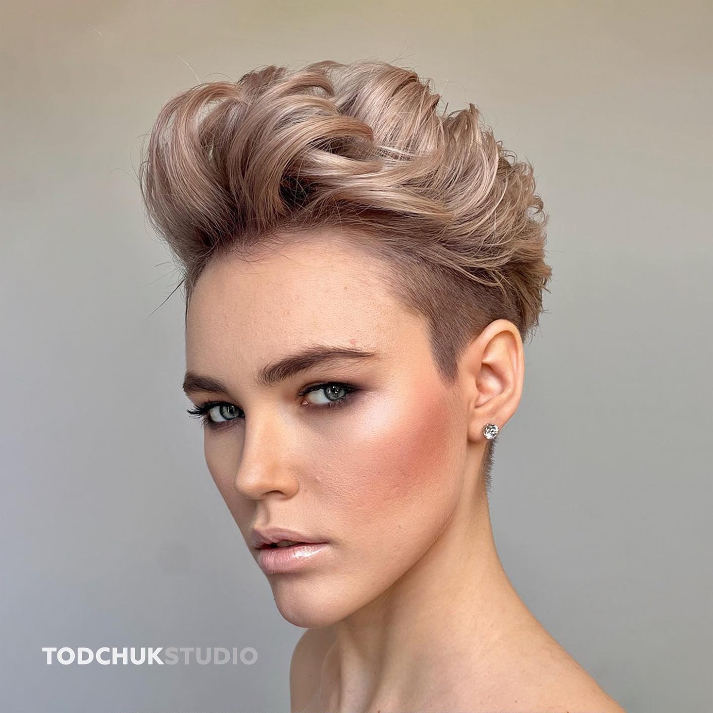 Blonde Pixie met geschoren zijkanten en gestylede top