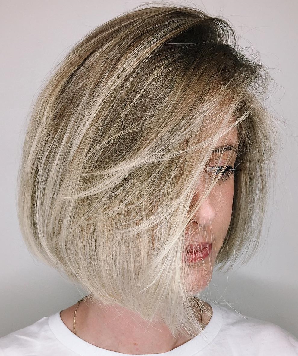 Asymmetrische Combover Bob met Blonde Balayage