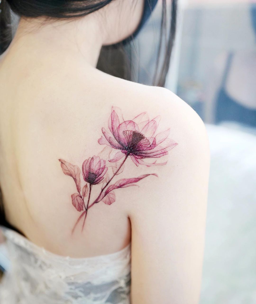 Lotus Flower Tattoo op schouder