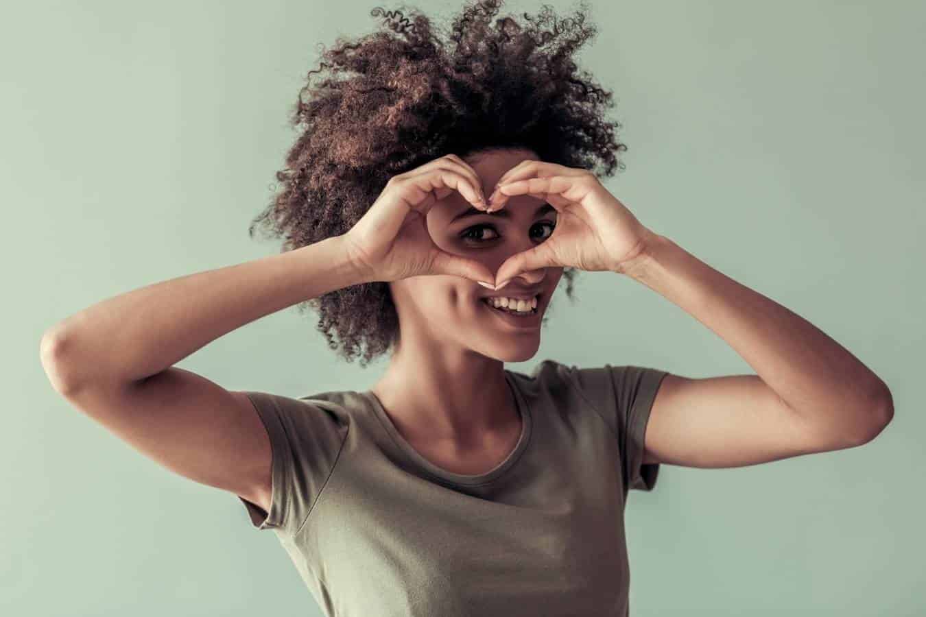 Hoe zich te ontdoen van gespleten haarpunten in 4C-haar