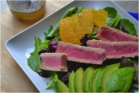 gebakken ahi tonijn salade recept geserveerd met avocado en ornages