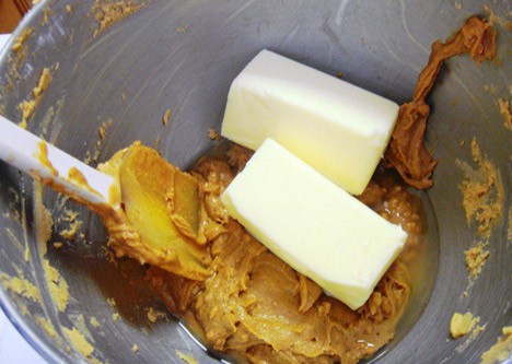 boter, pindakaas, banketbakkerssuiker en vanille-extract in een mengkom 