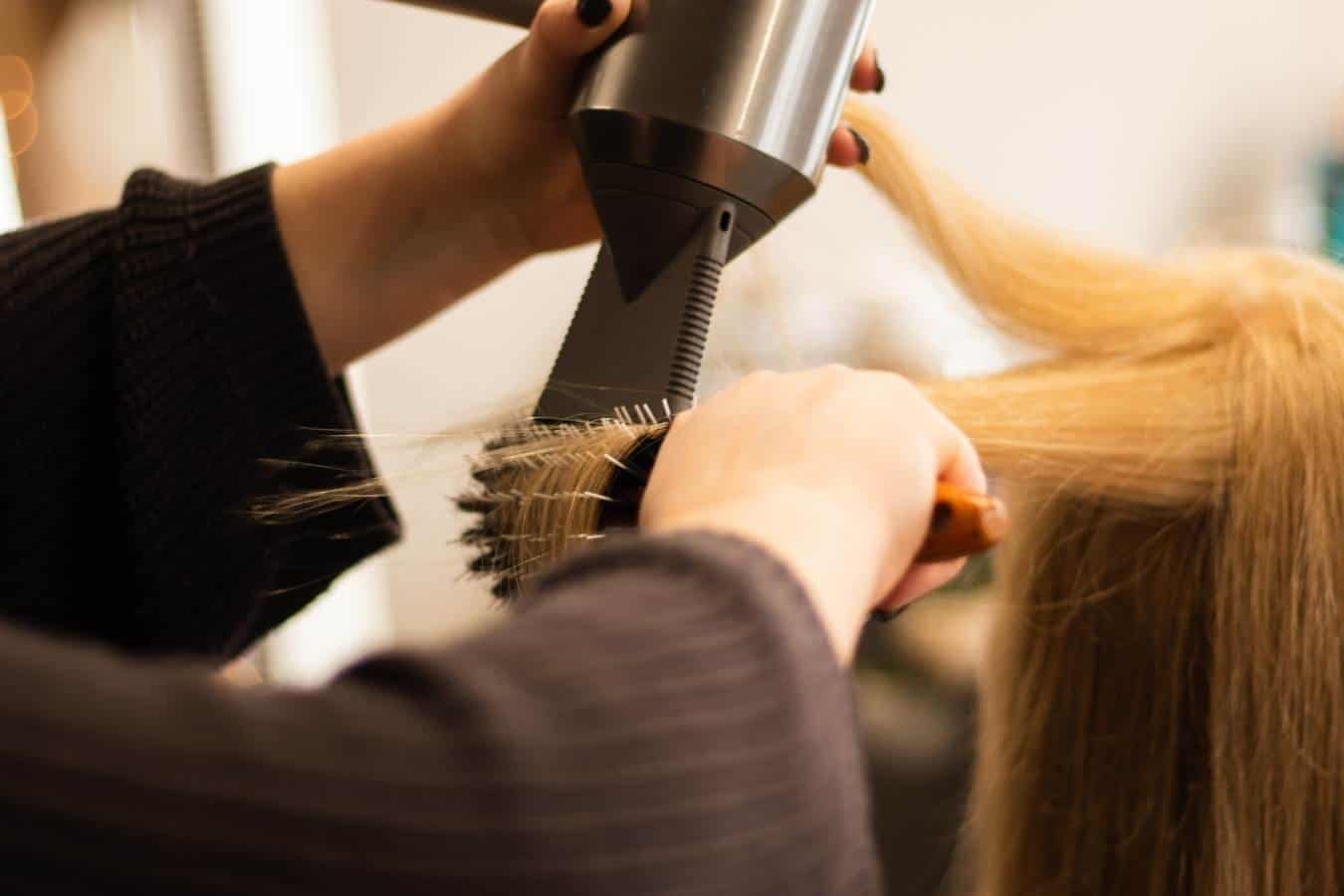 Zitten onder de droger bij het kleuren van haar