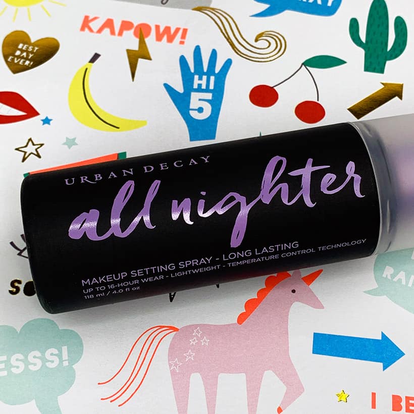 Urban decay all nighter setting spray op een kleurrijke achtergrond