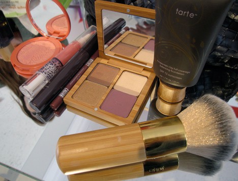 make-up producten op tafel 