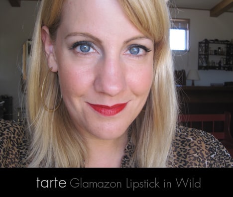 Een vrouw die tarte Glamazon Lipstick aanbrengt in Wild 
