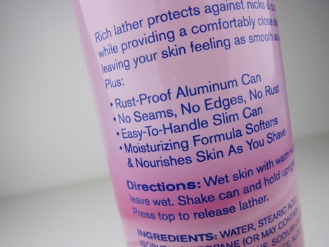 Nadere blik op Pure Silk Moisturizing Shave Cream beschrijving tekst van de verpakking