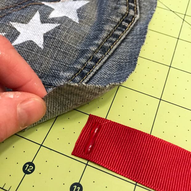lijm lint op denim voor zelfgemaakte Amerikaanse vlag