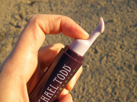 Een hand vasthouden Michael Todd True Organics INTENSIVE Cream Eye Treatment 