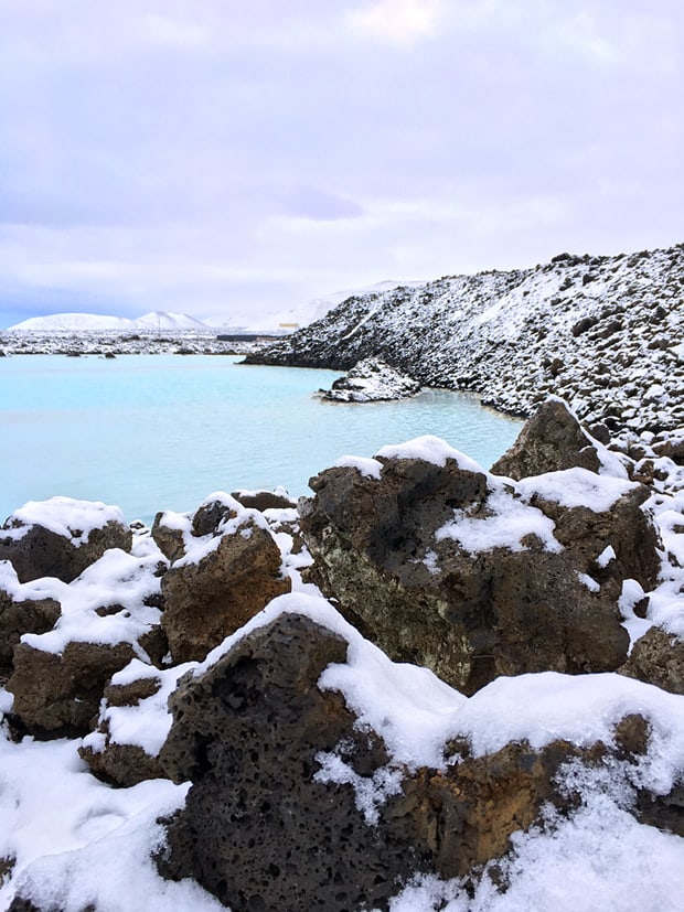 helderblauw water bij Blue Lagoon Iceland