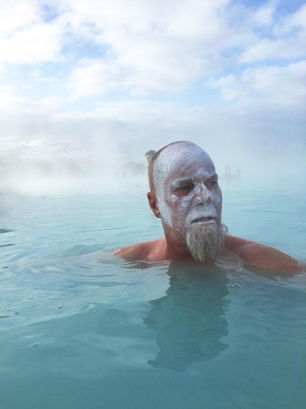 melkachtig blauw water bij blue lagoon Iceland