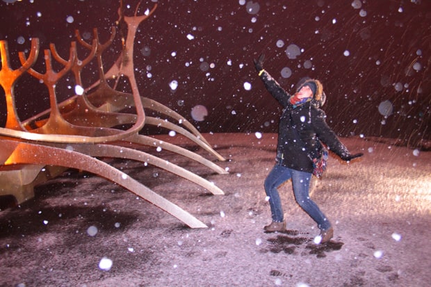 Sneeuwstorm bij nacht Reykjavik IJsland