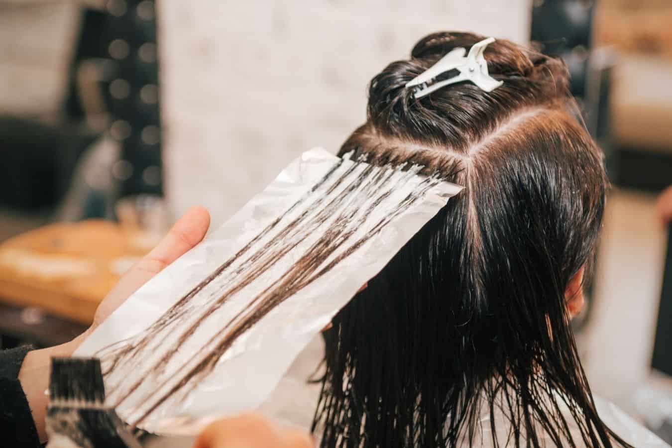 Vrouw die haar haar laat verven in een salon