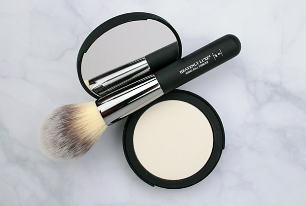 We Heart This deelt IT Cosmetics Bye Bye Pores Pressed Poreless Finishing Powder vervaagt alle tekenen van te veel late nachten in een snelle duik of twee.