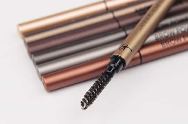 We Heart This deelt een volledige IT Cosmetics Brow Power Super Skinny review met swatches. Bekijk het om te zien of Brow Power iets voor jou is.