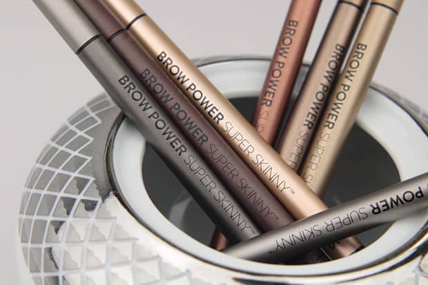 We Heart This deelt een volledige IT Cosmetics Brow Power Super Skinny review met swatches. Bekijk het om te zien of Brow Power iets voor jou is.