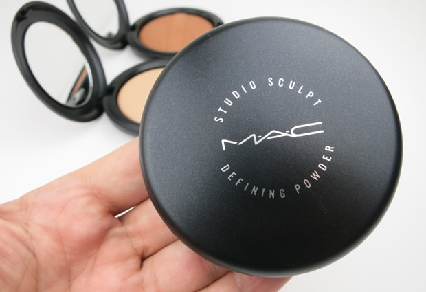 MAC Studio Sculpt Defining Powder Swatches en Review. Voeg dit toe aan je lijst met schoonheidsproducten van heilige graal! MAC heeft het opnieuw gedaan met hun nieuwste aanwinst