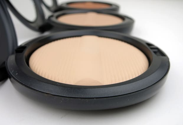 MAC Studio Sculpt Defining Powder Swatches en Review. Voeg dit toe aan je lijst met schoonheidsproducten van heilige graal! MAC heeft het opnieuw gedaan met hun nieuwste aanwinst