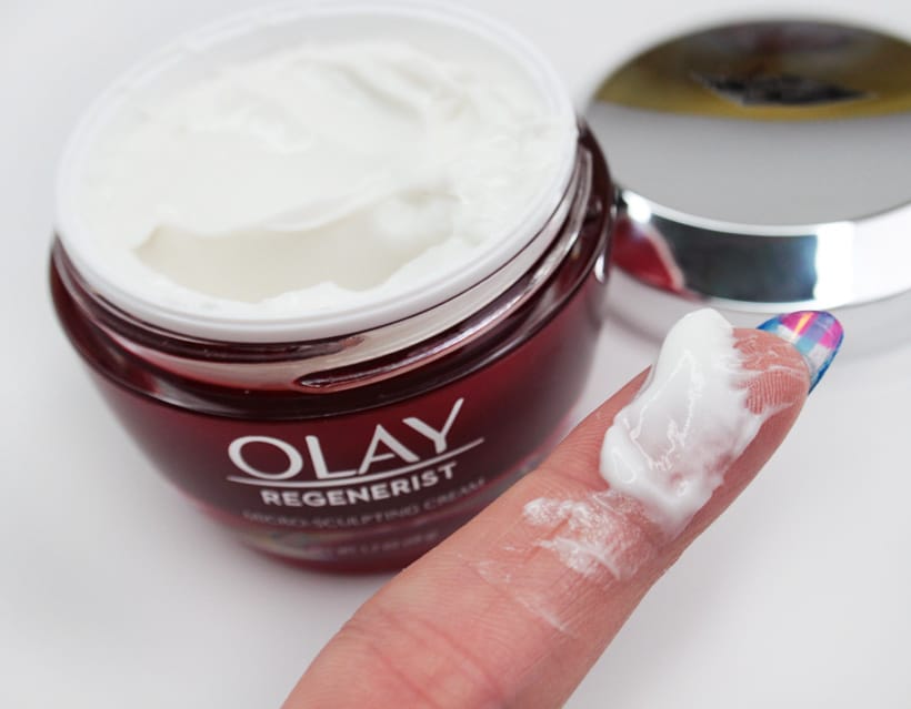 Olay Regenerist Micro Sculpting Cream consistentie weergegeven op de vingertop