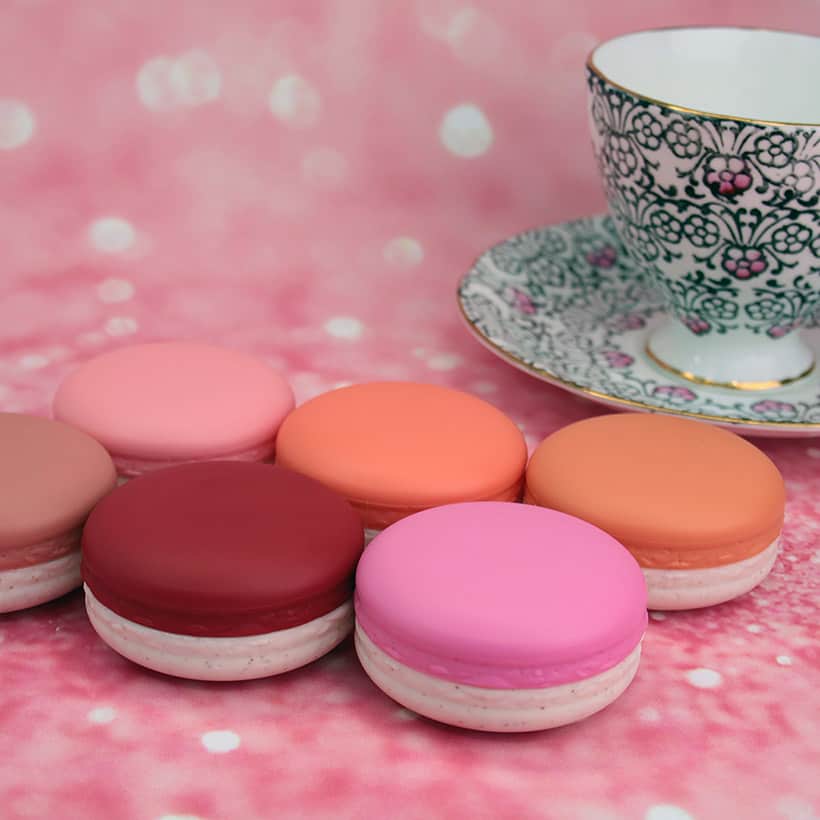 Het is Skin Macaron Cream Filling Cheek blush in Apricot Jam met fijne porseleinen theekop