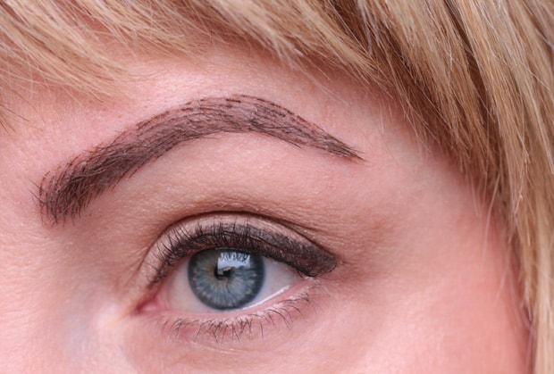 We Heart This deelt vijf dingen die je absoluut moet weten over Microblading. Zorg ervoor dat je het bekijkt voordat je zelf naar Microblading gaat.