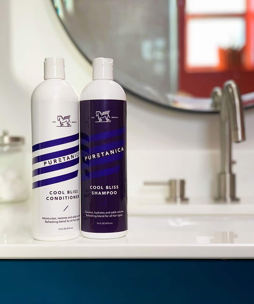 Puretanica shampoo en conditioner op een aanrecht in de badkamer