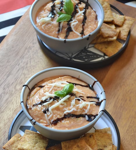 Hummus besprenkeld met Balsamico azijn geserveerd met pitachips