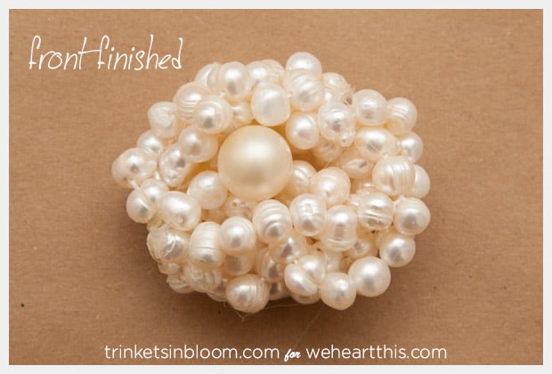 twisted-pearl-broche-front-afgewerkt