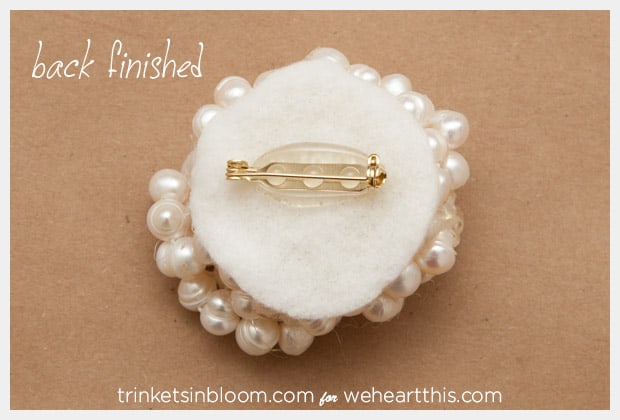 twisted-pearl-broche-back-afgewerkt