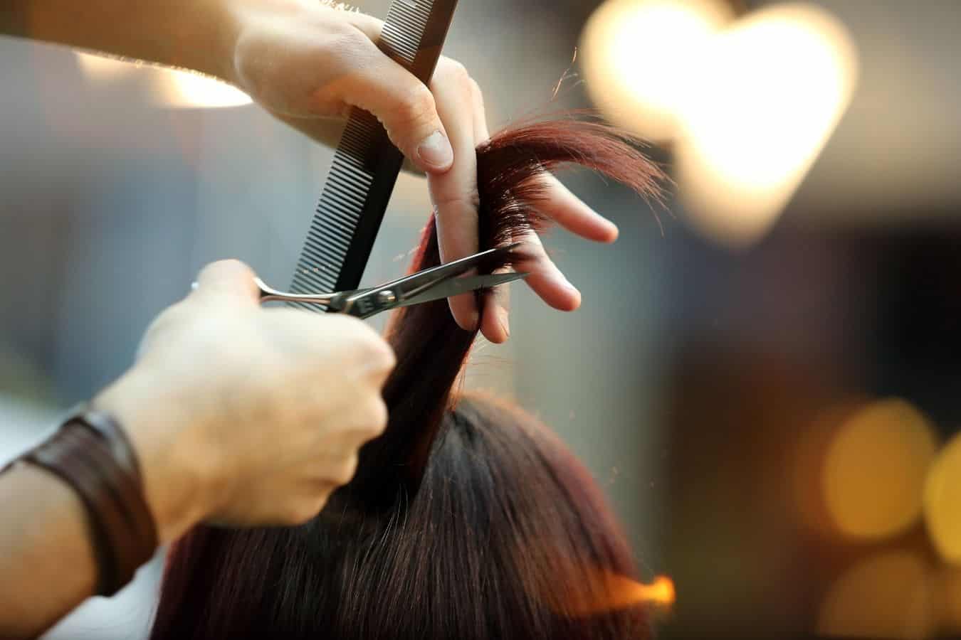 Hoe een goede kapper versus haarstylist te kiezen