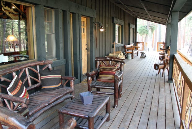 Voorportaal van Big Timber Homes Cabin in The Resort at Paws Up
