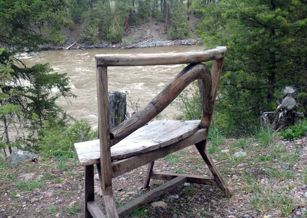 rustieke houten stoel in het bos met uitzicht op de Blackfoot River in Montana 