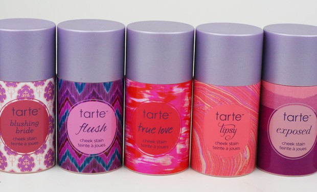 Een volledige collectie Tarte Cheek Stain Swatches. We Heart Dit geeft een volledige review van de Tarte Cheek Stain samen met de tarte cheek stain swatches. 