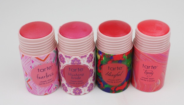 Een volledige collectie Tarte Cheek Stain Swatches. We Heart Dit geeft een volledige review van de Tarte Cheek Stain samen met de tarte cheek stain swatches. 