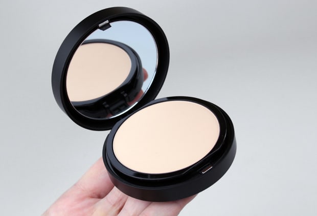 We Heart This deelt een bareMINERALS barePro Performance Wear Powder Foundation review en set stalen. Kijk of dit een product voor u is.