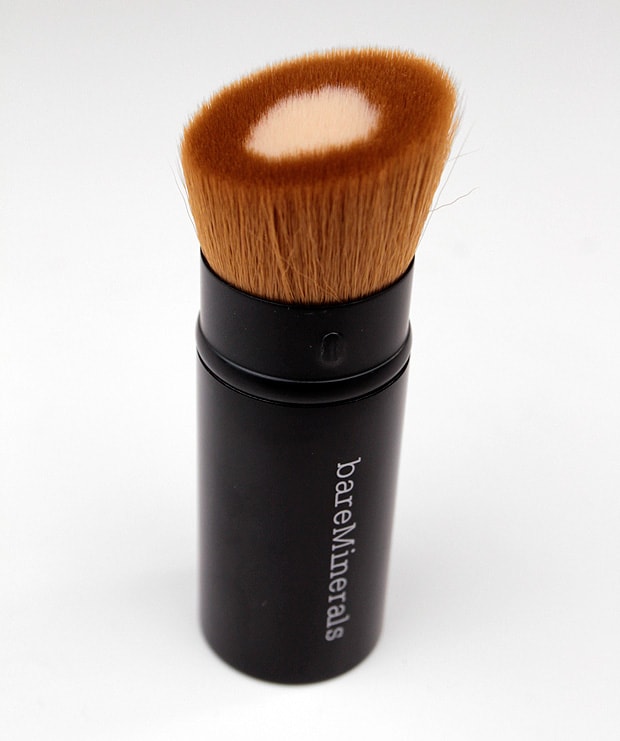 We Heart This deelt een bareMINERALS barePro Performance Wear Powder Foundation review en set stalen. Kijk of dit een product voor u is.