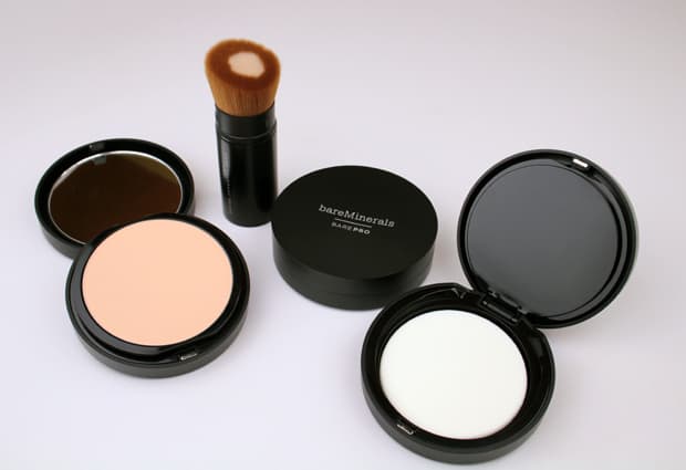 We Heart This deelt een bareMINERALS barePro Performance Wear Powder Foundation review en set stalen. Kijk of dit een product voor u is.