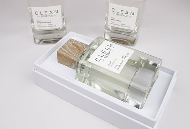 Clean Reserve parfum review: De geuren zijn ondergebracht in dikke glazen flessen met toppen van teruggewonnen hout. We Heart This deelt een volledige review.