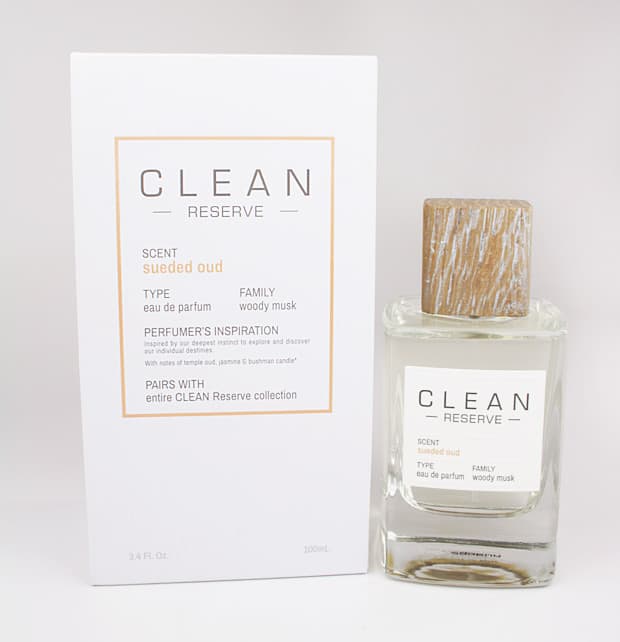 Clean Reserve parfum review: De geuren zijn ondergebracht in dikke glazen flessen met toppen van teruggewonnen hout. We Heart This deelt een volledige review.