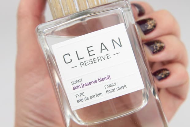 Clean Reserve parfum review: De geuren zijn ondergebracht in dikke glazen flessen met toppen van teruggewonnen hout. We Heart This deelt een volledige review.