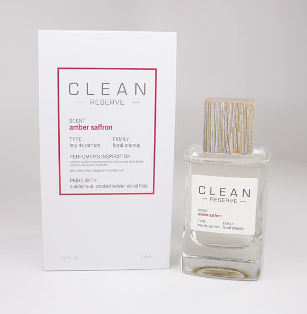 Clean Reserve parfum review: De geuren zijn ondergebracht in dikke glazen flessen met toppen van teruggewonnen hout. We Heart This deelt een volledige review.