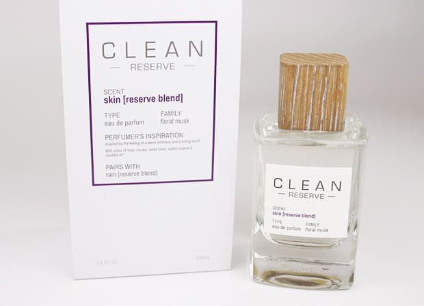 Clean Reserve parfum review: De geuren zijn ondergebracht in dikke glazen flessen met toppen van teruggewonnen hout. We Heart This deelt een volledige review.