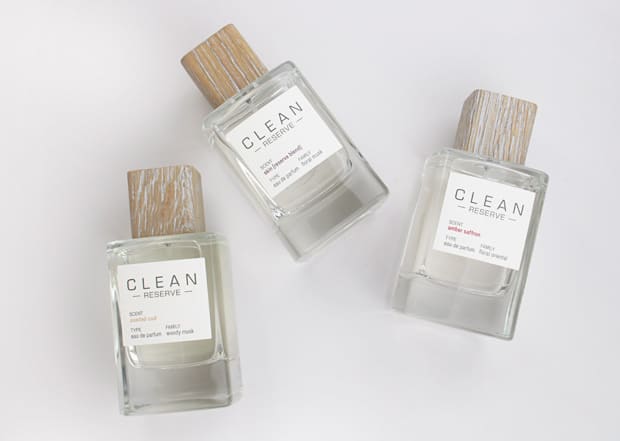 Clean Reserve parfum review: De geuren zijn ondergebracht in dikke glazen flessen met toppen van teruggewonnen hout. We Heart This deelt een volledige review.