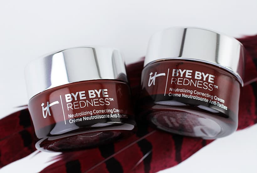 We Heart This deelt een IT Cosmetics Bye Bye Redness Collection Review. Bekijk het om te zien of de IT Cosmetics Bye Bye Redness-collectie iets voor jou is.